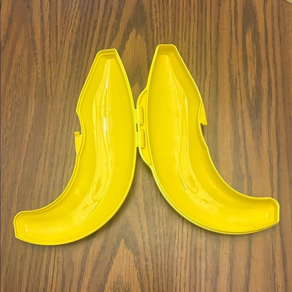 Tupperware Bright Yellow Banana Keeper EUC - Picture 4 of 5